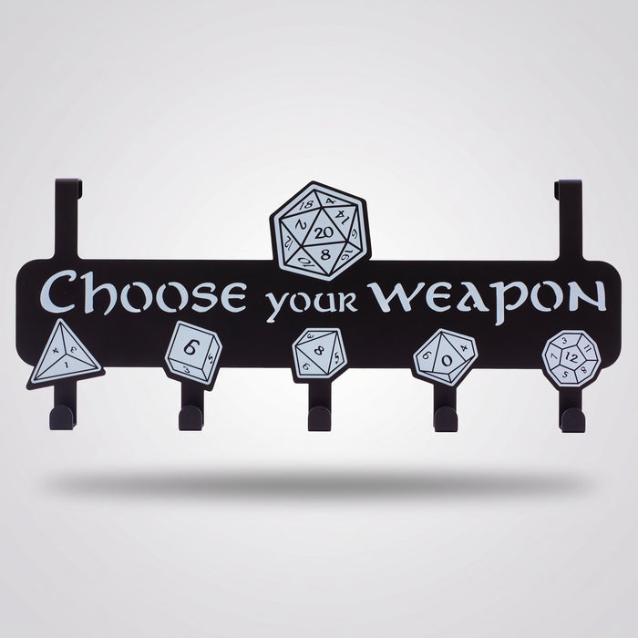 Tuer-Garderobe Choose your Weapon, cleane Studioaufnahme vor hellgrauem Hintergrund