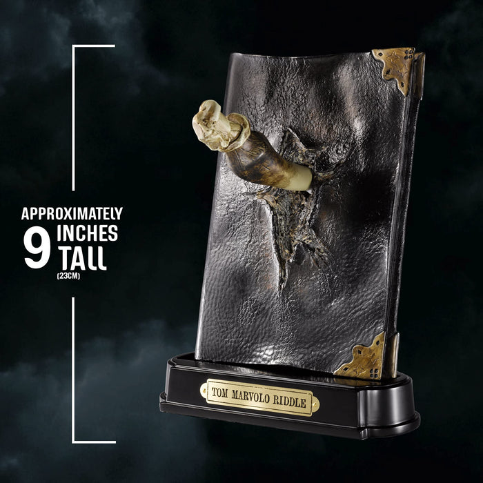 Harry Potter Tom Riddles Tagebuch mit Basiliskenzahn als Skulptur