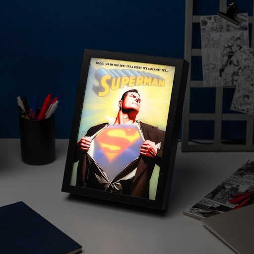 23334_superman-image-LED-avec-cadre-main2.jpg