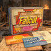 Fallout Wasteland Treasures Kit mit ausgebreiteten Papier-Requisiten auf einer Schrottplatz-Werkbank