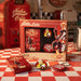 Fallout Nuka-Cola Geschenkset mit Spielkarten, Pin und Schluesselanhaenger auf einer Retro-Diner-Theke