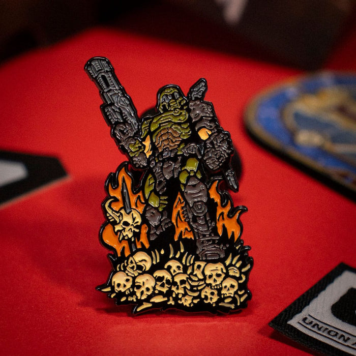 Doom Eternal Ansteck-Pin Doom Guy